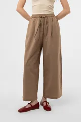 Pantalon de pierna amplia y calce relajado color tostado, con cintura elastizada y lazo regulable.