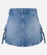 Pollera mini de jean con efecto mármol, diseño de tiro medio con bolsillos cargo laterales, lazos decorativos con hebillas y cierre frontal tradicional.