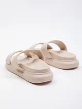 Sandalia baja negra de símil cuero con doble tira ancha sobre la capellada y plataforma de 2 cm.