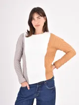Buzo de tejido de punto con diseño tricolor, presentando un panel central en color blanco, una manga en color gris y la otra manga junto con el lateral en color tostado. Posee cuello redondo y puños acanalados.