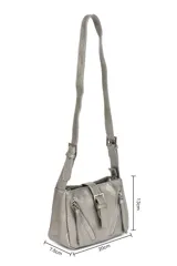 Bandolera plateada con correa larga y varios cierres con borlas.