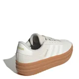 Championes urbanos Adidas modelo VL Court Bold, con diseño de plataforma alta en color suela. La capellada es de gamuza en tono gris claro, con las icónicas tres tiras laterales y detalles de marca en dorado.