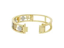 Pulsera rígida dorada con nombre personalizado en letras con incrustaciones de circonitas.