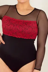 Body negro de lycra con panel de encaje floral rojo en el busto y mangas largas de tul.