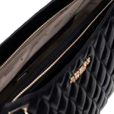 Bolso de mano Guess modelo Valla, color negro, con textura acolchada en patrón de rombos. Presenta asas de hombro y herrajes metálicos dorados, incluyendo un dije colgante con el logo de la marca.