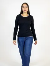 Buzo de punto acanalado en color negro, con cuello redondo y detalles de ribete en color blanco en el cuello, puños y ruedo. Es de manga larga y corte ajustado.