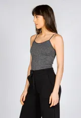 Musculosa blanca de bretel fino y corte ajustado.