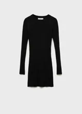 Vestido corto de punto acanalado, con cuello redondo y manga larga. Presenta un diseño ajustado en el torso que se abre ligeramente en la falda.
