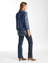 Blusa de lyocell con estampado floral en tonos azules, cuello con solapa, escote en V con botón frontal, mangas tres cuartos con puño ancho y ruedo curvo.