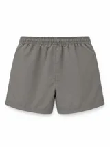 Short de baño negro con cintura elástica y cordón ajustable blanco. Cuenta con bolsillos laterales y pequeño aplique redondo en el borde inferior.