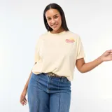 Camiseta de corte oversize color amarillo claro, con cuello redondo y mangas cortas con dobladillo. Presenta un estampado pequeño en el pecho con la frase 'The Authentic Market' y un gráfico de una rodaja de limón.