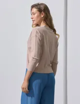 Cárdigan negro tejido en hilado fino con escote en V y un botón.