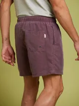 Short de baño azul con cintura elástica y cordón ajustable.