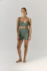 Top deportivo de tejido acanalado con escote en V, breteles finos regulables y diseño seamless.