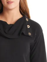 Buzo de calce suelto confeccionado en tejido suave melange color gris. Presenta cuello volcado con botones decorativos en la solapa izquierda, mangas largas con hombros caídos y ruedo asimétrico con terminación en punta.