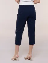 Pantalón capri blanco de estilo sastrero, tiro alto y calce ajustado, con cintura elástica ancha y bolsillos frontales funcionales.
