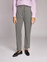 Pantalón de viscosa con estampado geométrico, tiro medio, cintura elástica ajustable con cordones, dos bolsillos delanteros y falsos bolsillos de vivo en la espalda.