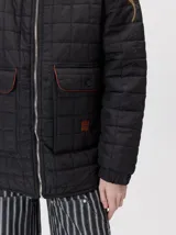 Campera reversible capitoneada con cierre frontal. Un lado es de color negro y el otro es de color beige, ambos con diseño acolchado. Cuenta con cuello redondo, mangas largas y bolsillos laterales.