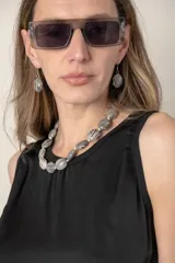 Blusa italiana sin mangas color dorado, con frente de satén y espalda de algodón.