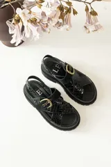 Sandalias de cuero color tostado y blanco, con plataforma track y hebilla metálica.