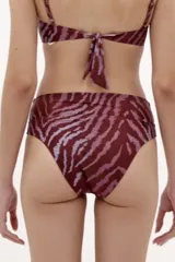 Calzón de bikini tipo faja, tiro alto, con estampado animal print tipo cebra en tonos bordó y rosado.