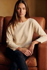 Sweater de algodón con textura tipo waffle, cuello redondo y mangas largas con corte holgado.