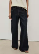 Pantalón de jean azul oscuro, de corte wideleg y tiro bajo.