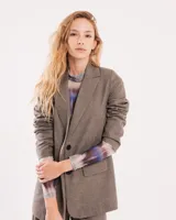 Polera de tul elastizado con cuello alto y mangas largas. Diseño con estampado abstracto en tonos azul, marrón y gris.