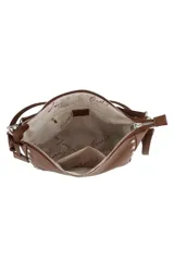 Cartera de hombro Las Oreiro en color negro, con diseño estructurado de base curva y tachas metálicas decorativas en los bordes. Incluye una correa ajustable y un aplique metálico con forma de labios en la parte frontal.