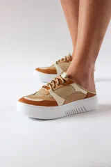 Mule de cuero vacuno y yute color marrón, con cordones y plataforma de goma blanca.