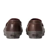 Mocasines Vans modelo Lx Loafer 53 Hrdw de cuero marrón, con diseño híbrido que combina la estética clásica de un mocasín con la suela de goma vulcanizada característica del skateboarding.