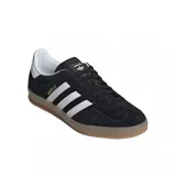Championes adidas Gazelle Indoor de gamuza negra con las tres tiras laterales en blanco, talón blanco y suela de goma color caramelo.