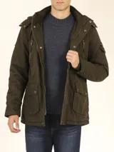 Campera de abrigo estilo parka, color verde militar, con capucha desmontable, cierre frontal con botones y múltiples bolsillos funcionales en pecho, cintura y manga.