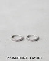 Caravanas tipo argolla de plata 925 con pavé de circonias frontales.