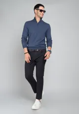 Sweater color ladrillo de tejido de punto, con cuello alto y cierre metálico a la mitad del pecho.