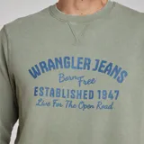 Buzo de manga larga Wrangler de color verde oliva con estampa azul en el frente que dice 'Wrangler Jeans Born Free Established 1947 Live For The Open Road'. Tiene cuello redondo y ribetes acanalados en cuello, puños y dobladillo.