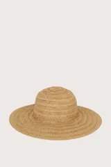 Sombrero de ala ancha tejido en fibra natural de color marrón claro, con copa redondeada.
