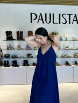 Vestido largo amarillo con breteles finos y escote en V. Tiene corte imperio y falda con caída fluida.