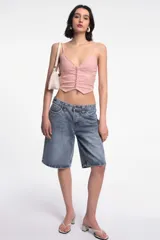 Bermuda de jean azul índigo, corte a la rodilla.