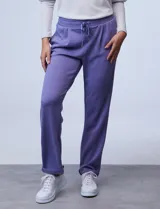Pantalón jogger negro de tejido soft, marca Nanette. Tiene pretina ancha elastizada con lazo de ajuste, pinzas delanteras, bolsillos laterales, modelo recto con dobladillo.