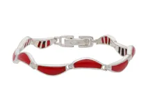 Pulsera rígida plateada con eslabones ondulados y apliques de esmalte rojo.