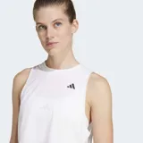 Musculosa deportiva Adidas Essentials Boxy de color blanco, sin mangas, con cuello redondo y corte holgado. Incorpora tecnología Climacool para la absorción del sudor y cuenta con el logo de la marca estampado en negro en el pecho.