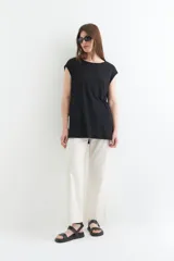 Remera oversize blanca con tajos laterales.