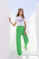 Remera blanca de algodón con estampa frontal con la palabra "Madmoiselle" en rosa y azul.