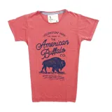 Remera naranja de algodón con cuello redondo y mangas cortas. Estampado frontal con la leyenda "Yellowstone Park - The House of The American Buffalo Co." y un dibujo de un bisonte.