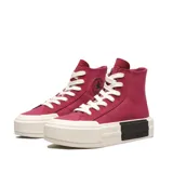 Championes Converse de caña alta color borgoña, con cordones blancos y suela de plataforma blanca con detalle negro.
