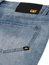 Pantalón jeans de corte ajustado en color celeste con efecto lavado. Presenta diseño clásico de cinco bolsillos, cierre con cremallera y botón metálico.