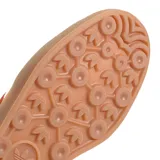 Championes Adidas Gazelle Indoor color rojo con las tres tiras laterales blancas y suela color caramelo.