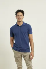 Remera tipo polo de piqué, manga corta, con cuello clásico y cierre frontal de botones al tono.