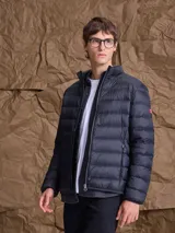 Campera puffer de plumas en color azul marino, con cierre frontal, cuello alto y diseño acolchado horizontal.